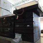 LOTE 498 - 02 APARELHOS DE SOM COM TOCA VINIL.  (NO ESTADO) ATENÇÃO! FAZER A VISITAÇÃO ANTES DE ARREMATAR, NÃO SABEMOS SE FUNCIONA. LEILÃO NÃO TEM GARANTIA E NEM DEVOLUÇÃO, SUJEITO A POSSÍVEIS AVARIAS VISÍVEIS/OCULTAS E/OU AUSÊNCIA DE COMPONENTES.
