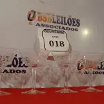LOTE 018 - 01 GARRAFA PARA DECANTAÇÃO DE VINHO OU LICOR E 06 TAÇAS EM CRISTAL. (NO ESTADO EM QUE SE ENCONTRA) ATENÇÃO! FAZER A VISITAÇÃO ANTES DE ARREMATAR, NÃO SABEMOS SE FUNCIONA. LEILÃO NÃO TEM GARANTIA E NEM DEVOLUÇÃO, SUJEITO A POSSÍVEIS AVARIAS VISÍVEIS/OCULTAS E/OU AUSÊNCIA DE COMPONENTES.  