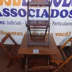 LOTE 410 - 01 MESA COM 04 CADEIRAS COM AVARIAS EM MADEIRA DOBRÁVEL. (NO ESTADO) ATENÇÃO! FAZER A VISITAÇÃO ANTES DE ARREMATAR, NÃO SABEMOS SE FUNCIONA. LEILÃO NÃO TEM GARANTIA E NEM DEVOLUÇÃO, SUJEITO A POSSÍVEIS AVARIAS VISÍVEIS/OCULTAS E/OU AUSÊNCIA DE COMPONENTES.