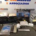 LOTE 345 - 01 LOTE COM MATERIAIS ELETRÔNICOS DIVERSOS. (NO ESTADO) ATENÇÃO! FAZER A VISITAÇÃO ANTES DE ARREMATAR, NÃO SABEMOS SE FUNCIONA. LEILÃO NÃO TEM GARANTIA E NEM DEVOLUÇÃO, SUJEITO A POSSÍVEIS AVARIAS VISÍVEIS/OCULTAS E/OU AUSÊNCIA DE COMPONENTES.
