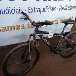 LOTE 434 - 01 BICICLETA MARCA CALOI. (NO ESTADO) ATENÇÃO! FAZER A VISITAÇÃO ANTES DE ARREMATAR, NÃO SABEMOS SE FUNCIONA. LEILÃO NÃO TEM GARANTIA E NEM DEVOLUÇÃO, SUJEITO A POSSÍVEIS AVARIAS VISÍVEIS/OCULTAS E/OU AUSÊNCIA DE COMPONENTES.