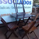 LOTE 350 - 01 MESA COM 04 CADEIRAS COM AVARIAS EM MADEIRA DOBRÁVEL. (NO ESTADO) ATENÇÃO! FAZER A VISITAÇÃO ANTES DE ARREMATAR, NÃO SABEMOS SE FUNCIONA. LEILÃO NÃO TEM GARANTIA E NEM DEVOLUÇÃO, SUJEITO A POSSÍVEIS AVARIAS VISÍVEIS/OCULTAS E/OU AUSÊNCIA DE COMPONENTES.