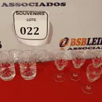 LOTE 022 - 01 BELÍSSIMO JOGO DE CRISTAL COM 07 TAÇAS E 04 COPOS PARA LICOR. (NO ESTADO EM QUE SE ENCONTRA) ATENÇÃO! FAZER A VISITAÇÃO ANTES DE ARREMATAR, NÃO SABEMOS SE FUNCIONA. LEILÃO NÃO TEM GARANTIA E NEM DEVOLUÇÃO, SUJEITO A POSSÍVEIS AVARIAS VISÍVEIS/OCULTAS E/OU AUSÊNCIA DE COMPONENTES.