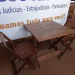 LOTE 400 - 01 MESA COM 04 CADEIRAS COM AVARIAS EM MADEIRA DOBRÁVEL. (NO ESTADO) ATENÇÃO! FAZER A VISITAÇÃO ANTES DE ARREMATAR, NÃO SABEMOS SE FUNCIONA. LEILÃO NÃO TEM GARANTIA E NEM DEVOLUÇÃO, SUJEITO A POSSÍVEIS AVARIAS VISÍVEIS/OCULTAS E/OU AUSÊNCIA DE COMPONENTES.