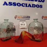 LOTE 013 - 01 ESCULTURA ACRÍLICO REPRESENTANDO TUCANO PALATINIK E 02 GARRAFAS EM VIDRO. (NO ESTADO EM QUE SE ENCONTRA) ATENÇÃO! FAZER A VISITAÇÃO ANTES DE ARREMATAR, NÃO SABEMOS SE FUNCIONA. LEILÃO NÃO TEM GARANTIA E NEM DEVOLUÇÃO, SUJEITO A POSSÍVEIS AVARIAS VISÍVEIS/OCULTAS E/OU AUSÊNCIA DE COMPONENTES.  
