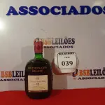 LOTE 039 - 01 GARRAFA DE WHISKY BUCHANAN ‘S DE LUXE 12 ANOS 1 LITRO. LACRADO.  (NO ESTADO EM QUE SE ENCONTRA) ATENÇÃO! FAZER A VISITAÇÃO ANTES DE ARREMATAR, NÃO SABEMOS SE FUNCIONA. LEILÃO NÃO TEM GARANTIA E NEM DEVOLUÇÃO, SUJEITO A POSSÍVEIS AVARIAS VISÍVEIS/OCULTAS E/OU AUSÊNCIA DE COMPONENTES.  