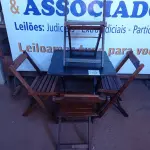LOTE 360 - 01 MESA COM 04 CADEIRAS COM AVARIAS EM MADEIRA DOBRÁVEL. (NO ESTADO) ATENÇÃO! FAZER A VISITAÇÃO ANTES DE ARREMATAR, NÃO SABEMOS SE FUNCIONA. LEILÃO NÃO TEM GARANTIA E NEM DEVOLUÇÃO, SUJEITO A POSSÍVEIS AVARIAS VISÍVEIS/OCULTAS E/OU AUSÊNCIA DE COMPONENTES.