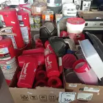 LOTE 366 - 01 CAIXA COM PORTAS GARRAFAS, UTENSÍLIOS PARA COZINHA E 03 EXTINTORES COM AVARIAS. (NO ESTADO) ATENÇÃO! FAZER A VISITAÇÃO ANTES DE ARREMATAR, NÃO SABEMOS SE FUNCIONA. LEILÃO NÃO TEM GARANTIA E NEM DEVOLUÇÃO, SUJEITO A POSSÍVEIS AVARIAS VISÍVEIS/OCULTAS E/OU AUSÊNCIA DE COMPONENTES.