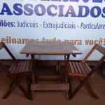 LOTE 370 - 01 MESA COM 04 CADEIRAS COM AVARIAS EM MADEIRA DOBRÁVEL. (NO ESTADO) ATENÇÃO! FAZER A VISITAÇÃO ANTES DE ARREMATAR, NÃO SABEMOS SE FUNCIONA. LEILÃO NÃO TEM GARANTIA E NEM DEVOLUÇÃO, SUJEITO A POSSÍVEIS AVARIAS VISÍVEIS/OCULTAS E/OU AUSÊNCIA DE COMPONENTES.