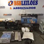 LOTE 345 - 01 LOTE COM MATERIAIS ELETRÔNICOS DIVERSOS. (NO ESTADO) ATENÇÃO! FAZER A VISITAÇÃO ANTES DE ARREMATAR, NÃO SABEMOS SE FUNCIONA. LEILÃO NÃO TEM GARANTIA E NEM DEVOLUÇÃO, SUJEITO A POSSÍVEIS AVARIAS VISÍVEIS/OCULTAS E/OU AUSÊNCIA DE COMPONENTES.
