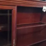 LOTE 202 - 01 CRISTALEIRA EM MADEIRA COM 2 PORTAS COM VIDRO. (NO ESTADO EM QUE SE ENCONTRA. SUJEITO A AVARIAS OCULTAS/VISÍVEIS.) 0000071