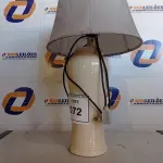 LOTE 072 - 01 ABAJUR COM BASE DE PORCELANA E CÚPULA (LAMP). (NO ESTADO EM QUE SE ENCONTRA. SUJEITO A AVARIAS OCULTAS/VISÍVEIS.) AV9423C