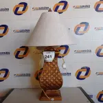 LOTE 241 - 01 ABAJUR COM CÚPULA (LAMP). (NO ESTADO EM QUE SE ENCONTRA. SUJEITO A AVARIAS OCULTAS/VISÍVEIS.) BF8587J