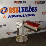 LOTE 111 - 01 ABAJUR DE MESA BASE CROMADA COM LÂMPADA BIVOLT (LAMP). (NO ESTADO EM QUE SE ENCONTRA. SUJEITO A AVARIAS OCULTAS/VISÍVEIS.) AU2247E