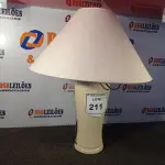 LOTE 211 - 01 ABAJUR COM BASE DE PORCELANA E CÚPULA. (LAMP) (NO ESTADO EM QUE SE ENCONTRA. SUJEITO A AVARIAS OCULTAS/VISÍVEIS.) (NO ESTADO EM QUE SE ENCONTRA. SUJEITO A AVARIAS OCULTAS/VISÍVEIS.) AV9390T