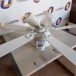 LOTE 061 - 01 VENTILADOR DE TETO COM 05 PALETAS EM MADEIRA NA COR BRANCA SEM MARCA APARENTE COM 03 LÂMPADAS (1WITH CEILING FANS). (NO ESTADO EM QUE SE ENCONTRA. SUJEITO A AVARIAS OCULTAS/VISÍVEIS.)