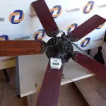 LOTE 163 - 01 VENTILADOR DE TETO COM PALETAS EM MADEIRA MARCA HUNTER) (1 WITH CEILING FANS). (NO ESTADO EM QUE SE ENCONTRA. SUJEITO A AVARIAS OCULTAS/VISÍVEIS.) 0000057