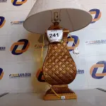 LOTE 241 - 01 ABAJUR COM CÚPULA (LAMP). (NO ESTADO EM QUE SE ENCONTRA. SUJEITO A AVARIAS OCULTAS/VISÍVEIS.) BF8587J