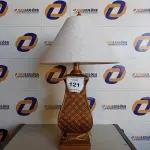 LOTE 121 - 01 ABAJUR COM CÚPULA.  (LAMP). (NO ESTADO EM QUE SE ENCONTRA. SUJEITO A AVARIAS OCULTAS/VISÍVEIS.) AV9472M