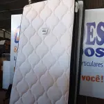 LOTE 090 - 01 COLCHÃO DE SOLTEIRO COM BASE (TWIN BED (MATTRESS+BOX). (NO ESTADO EM QUE SE ENCONTRA. SUJEITO A AVARIAS OCULTAS/VISÍVEIS) AU1875W, BASE SEM TAG