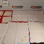 LOTE 064 - 06 GUARDANAPOS C/ BORDADO PEQUENO, 06 PORTA TAÇAS E 06 GUARDANAPOS. (NO ESTADO EM QUE SE ENCONTRA) ATENÇÃO! FAZER A VISITAÇÃO ANTES DE ARREMATAR, NÃO SABEMOS SE FUNCIONA. LEILÃO NÃO TEM GARANTIA E NEM DEVOLUÇÃO, SUJEITO A POSSÍVEIS AVARIAS VISÍVEIS/OCULTAS E/OU AUSÊNCIA DE COMPONENTES.  
