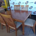 LOTE 176 - 01 MESA EM MADEIRA COM 6 CADEIRAS (DINING TABLE E CHAIR). (NO ESTADO EM QUE SE ENCONTRA. SUJEITO A AVARIAS OCULTAS/VISÍVEIS.) AV9855F, AV9918R, AV9599S, AV9918P, AV9599P, AV9599N, AV9599R