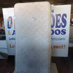 LOTE 010 - 01 COLCHÃO DE SOLTEIRO COM BASE (TWIN BED (MATTRESS+BOX). (NO ESTADO EM QUE SE ENCONTRA. SUJEITO A AVARIAS OCULTAS/VISÍVEIS.) AV9973W, AV9377M