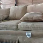 LOTE 223 - 01 SOFÁ 3 LUGARES (SOFÁ). (NO ESTADO EM QUE SE ENCONTRA. SUJEITO A AVARIAS OCULTAS/VISÍVEIS.) AV9934W