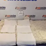 LOTE 075 - 01 TOALHA DE RENDA FILÉ COM 12 PORTA COPOS. (NO ESTADO EM QUE SE ENCONTRA) ATENÇÃO! FAZER A VISITAÇÃO ANTES DE ARREMATAR, NÃO SABEMOS SE FUNCIONA. LEILÃO NÃO TEM GARANTIA E NEM DEVOLUÇÃO, SUJEITO A POSSÍVEIS AVARIAS VISÍVEIS/OCULTAS E/OU AUSÊNCIA DE COMPONENTES.