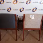 LOTE 167 - 02 CADEIRAS EM MADEIRA ESTOFADAS (CHAIRS). (NO ESTADO EM QUE SE ENCONTRA. SUJEITO A AVARIAS OCULTAS/VISÍVEIS.)0000074 ,0000066