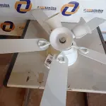LOTE 061 - 01 VENTILADOR DE TETO COM 05 PALETAS EM MADEIRA NA COR BRANCA SEM MARCA APARENTE COM 03 LÂMPADAS (1WITH CEILING FANS). (NO ESTADO EM QUE SE ENCONTRA. SUJEITO A AVARIAS OCULTAS/VISÍVEIS.)