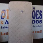 LOTE 274 - 01 COLCHÃO DE SOLTEIRO COM BASE (TWIN MATTRESS). (NO ESTADO EM QUE SE ENCONTRA. SUJEITO A AVARIAS OCULTAS/VISÍVEIS.) BJ7373X, BASE SEM TAG.