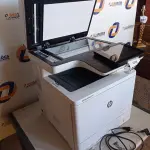 LOTE 046 - 01 IMPRESSORA MULTIFUNCIONAL LASER JET ENTERPRISE FLOWMFPM577 MARCA HP. (PRINTER) (NO ESTADO EM QUE SE ENCONTRA. SUJEITO A AVARIAS OCULTAS/VISÍVEIS.) MXBCK9527V