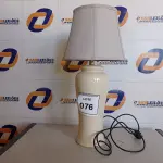 LOTE 076 - 01 ABAJUR COM BASE DE PORCELANA E CÚPULA (LAMP). (NO ESTADO EM QUE SE ENCONTRA. SUJEITO A AVARIAS OCULTAS/VISÍVEIS.) AV9390W