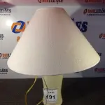 LOTE 191 - 01 ABAJUR COM BASE DE PORCELANA E CÚPULA. (LAMP). (NO ESTADO EM QUE SE ENCONTRA. SUJEITO A AVARIAS OCULTAS/VISÍVEIS.) AV9379U