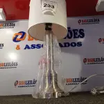 LOTE 233 - 01 ABAJUR COM CÚPULA BASE CROMADA (LAMP). (NO ESTADO EM QUE SE ENCONTRA. SUJEITO A AVARIAS OCULTAS/VISÍVEIS.) BJ6893U