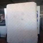 LOTE 180 - 01 COLCHÃO DE CASAL COM BASE QUEEN BED (MATTRESS+BOX). (NO ESTADO EM QUE SE ENCONTRA. SUJEITO A AVARIAS OCULTAS/VISÍVEIS.) AV9906K - AV9844D