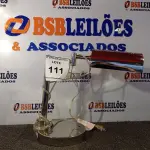 LOTE 111 - 01 ABAJUR DE MESA BASE CROMADA COM LÂMPADA BIVOLT (LAMP). (NO ESTADO EM QUE SE ENCONTRA. SUJEITO A AVARIAS OCULTAS/VISÍVEIS.) AU2247E