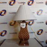 LOTE 131 - 01 ABAJUR DE MESA BASE CROMADA COM LÂMPADA BIVOLT (LAMP).  (NO ESTADO EM QUE SE ENCONTRA. SUJEITO A AVARIAS OCULTAS/VISÍVEIS.) BF8517N