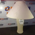 LOTE 171 - 01 ABAJUR COM BASE DE PORCELANA E CÚPULA. (LAMP) (NO ESTADO EM QUE SE ENCONTRA. SUJEITO A AVARIAS OCULTAS/VISÍVEIS.) AV9390X