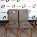 LOTE 134 - 02 CADEIRA EM MADEIRA COM TECIDO EM CAMURÇA (CHAIR). (NO ESTADO EM QUE SE ENCONTRA. SUJEITO A AVARIAS OCULTAS/VISÍVEIS.) AV9325R, BF8525P