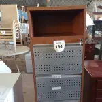 LOTE 184 - 01 ARQUIVO EM MADEIRA COM 4 GAVETAS EM AÇO (CABINET FILE). (NO ESTADO EM QUE SE ENCONTRA. SUJEITO A AVARIAS OCULTAS/VISÍVEIS.) 000071