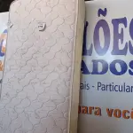 LOTE 274 - 01 COLCHÃO DE SOLTEIRO COM BASE (TWIN MATTRESS). (NO ESTADO EM QUE SE ENCONTRA. SUJEITO A AVARIAS OCULTAS/VISÍVEIS.) BJ7373X, BASE SEM TAG.