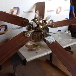 LOTE 129 - 01 VENTILADOR DE TETO COM PALETAS EM MADEIRA MARCA HUNTER) (1 WITH CEILING FANS). (NO ESTADO EM QUE SE ENCONTRA. SUJEITO A AVARIAS OCULTAS/VISÍVEIS.)000057