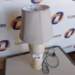 LOTE 076 - 01 ABAJUR COM BASE DE PORCELANA E CÚPULA (LAMP). (NO ESTADO EM QUE SE ENCONTRA. SUJEITO A AVARIAS OCULTAS/VISÍVEIS.) AV9390W