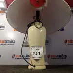 LOTE 181 - 01 ABAJUR COM BASE DE PORCELANA E CÚPULA (LAMP). (NO ESTADO EM QUE SE ENCONTRA. SUJEITO A AVARIAS OCULTAS/VISÍVEIS.) AV9390U