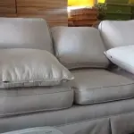 LOTE 222 - 01 SOFÁ 3 LUGARES (SOFÁ). (NO ESTADO EM QUE SE ENCONTRA. SUJEITO A AVARIAS OCULTAS/VISÍVEIS.) AV9502K
