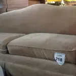 LOTE 218 - 01 SOFÁ 3 LUGARES (SOFÁ). (NO ESTADO EM QUE SE ENCONTRA. SUJEITO A AVARIAS OCULTAS/VISÍVEIS.) AV9500A