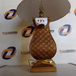 LOTE 121 - 01 ABAJUR COM CÚPULA.  (LAMP). (NO ESTADO EM QUE SE ENCONTRA. SUJEITO A AVARIAS OCULTAS/VISÍVEIS.) AV9472M