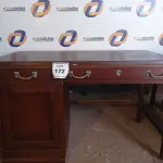 LOTE 172 - 01 MESA EM MADEIRA COM 2 GAVETAS (OFFICE TABLE). (NO ESTADO EM QUE SE ENCONTRA. SUJEITO A AVARIAS OCULTAS/VISÍVEIS.) BF8636T